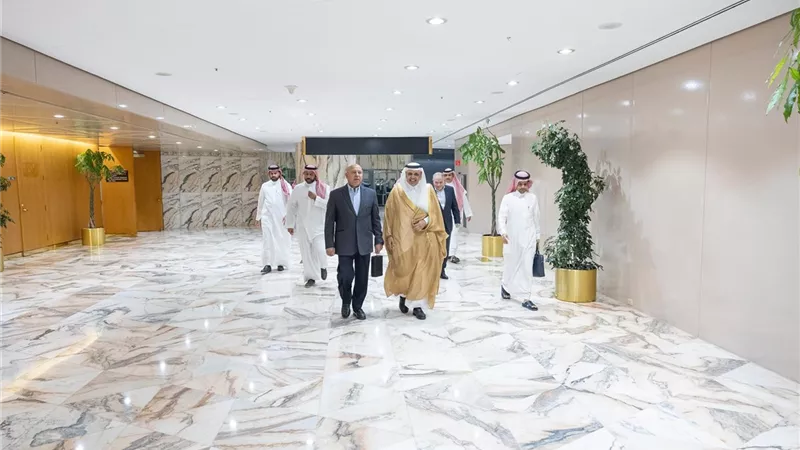 وزير النقل ونظيره السعودي يتفقدان مشروع نيوم ويستعرضان تفاصيله عبر عرض تقديمي