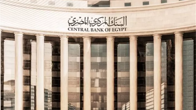 هل طرح “المركزي” مبادرات لمحدودي ومتوسطي الدخل؟.. رئيس بنك قناة السويس يوضح