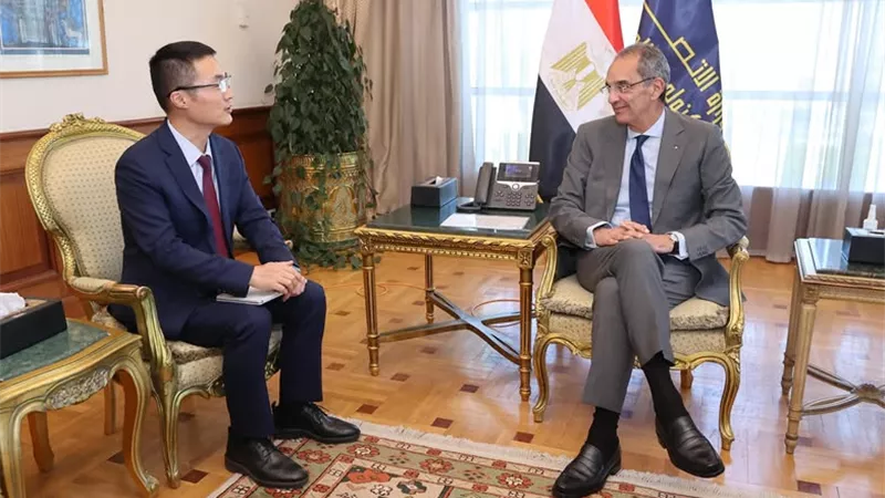 وزير الاتصالات يلتقي رئيس هواوي مصر لتعزيز التعاون في التحول الرقمي