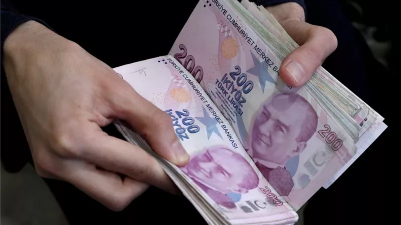 تراجع حاد في الليرة التركية بعد رفع سعر الفائدة الرئيسي