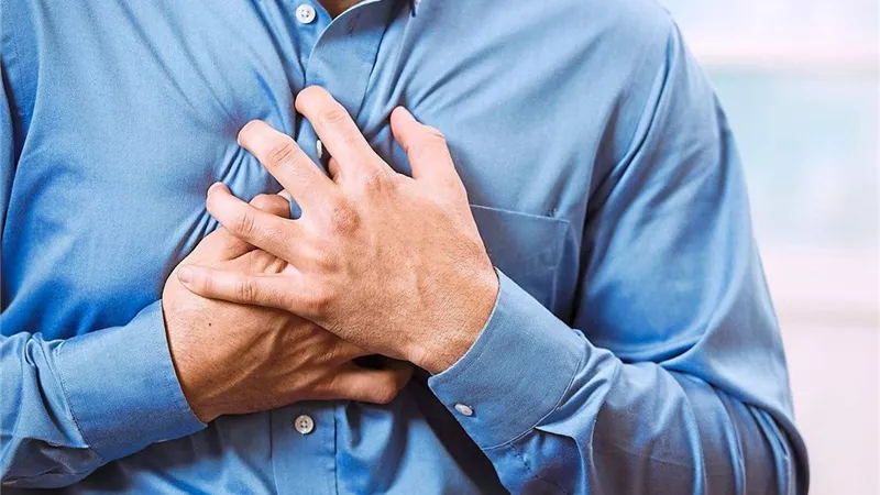 بعد رحيل سليمان عيد بأزمة قلبية.. أعراض حال ظهورها يجب التوجه للطبيب