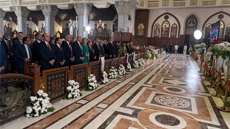 وزير الطيران المدني يُشارك الأقباط احتفالات عيد القيامة المجيد 