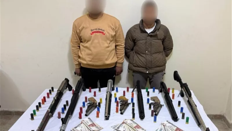 سقوط عاطلين بحوزتهما أسلحة نارية غير مرخصة قبل ترويجها في بني سويف
