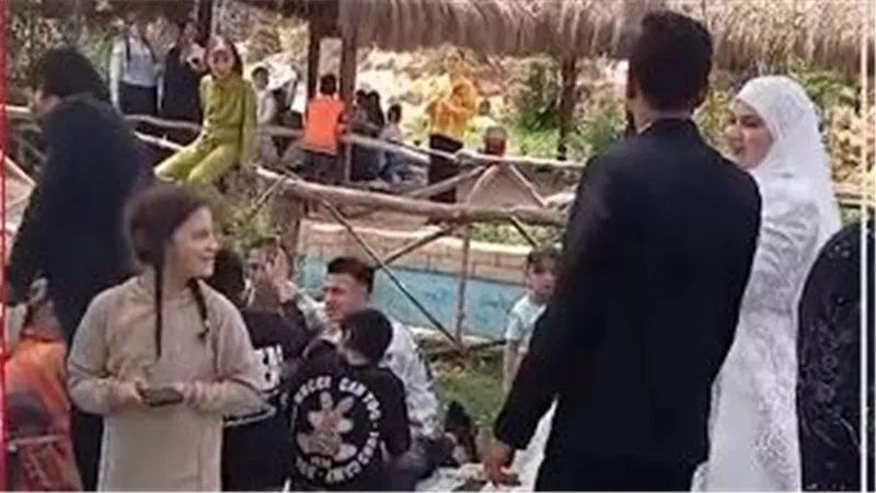 عريس وعروسة في شم النسيم.. زفاف بنكهة الفسيخ والرنجة في أجواء مصرية (فيديو)