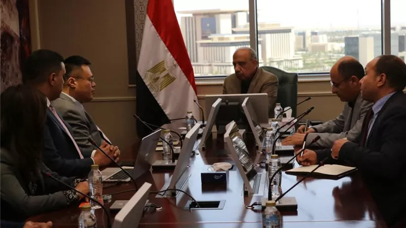 مصر تبحث توطين صناعة بطاريات الطاقة وشواحن السيارات بالتعاون مع 