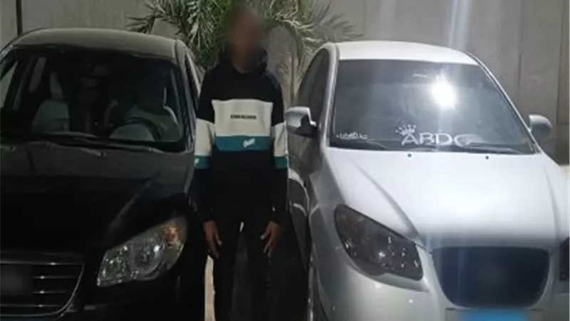 ضبط قائدي سيارتين لأداء حركات استعراضية خطيرة بالطريق العام