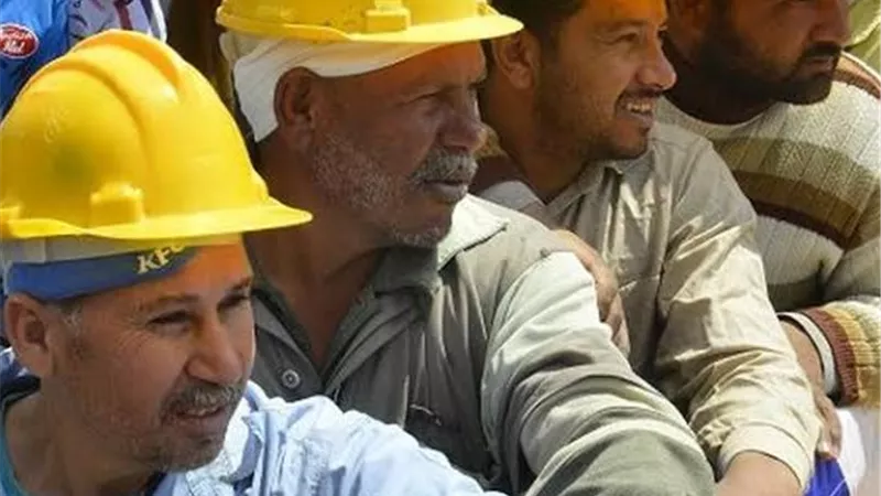 تفاصيل تنظيم ساعات العمل وحقوق الراحة وفقًا لقانون العمل