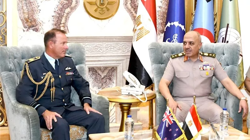 رئيس الأركان يلتقي قائد دفاع نيوزيلندا لبحث التعاون العسكري المشترك