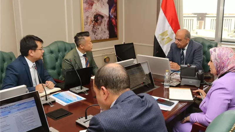 الكهرباء تبحث مع الصين التوسع في استخدام بطاريات تخزين الطاقة