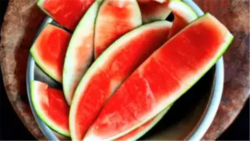 فوائد قشر البطيخ على الوجه.. يمنحك بشرة طبيعية مشرقة في الصيف