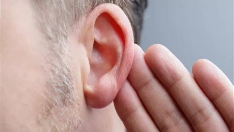 أبرزها امتلاء إحدى الأذنين ..أعرض تدل على فقدان السمع لا تتجاهلها