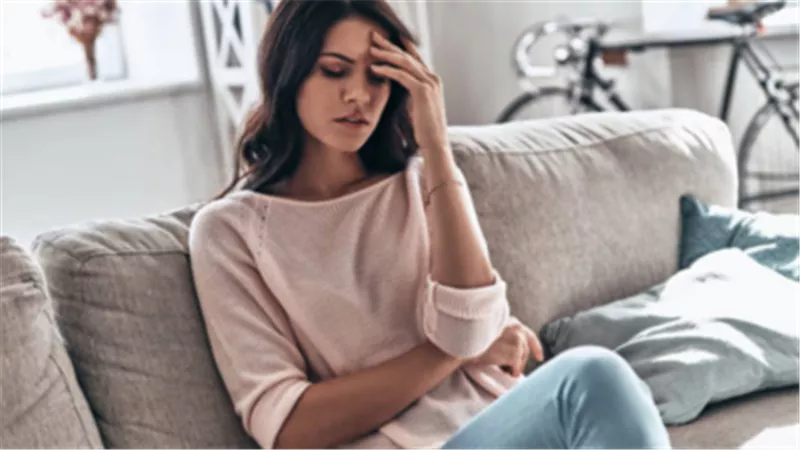 طبيب من جامعة هارفارد يكشف 5 علامات خفية تشير إلى نقص الفيتامينات في جسمك 