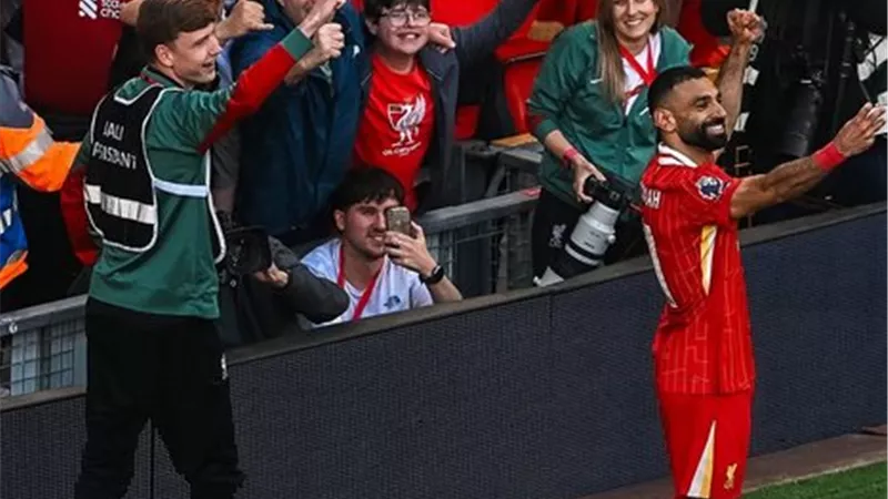 بعد التتويج بالدوري الإنجليزي ..نجوم الفن تحتفل مع الدولي محمد صلاح 