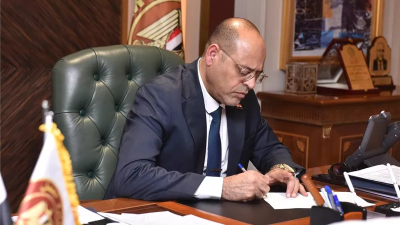 وزير العمل يعلن إنهاء أزمة عمال مصريين مع صاحب عمل سعودي