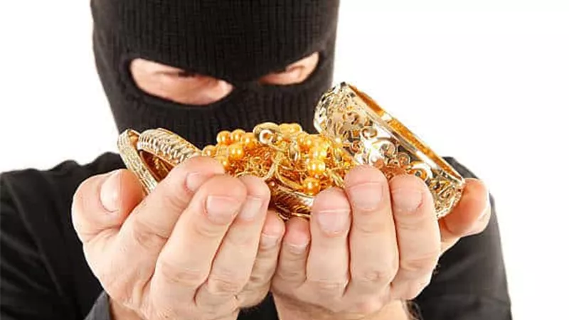 لص يسرق أموال ومجوهرات قيمتها مليون جنيه من داخل شقة بالخصوص