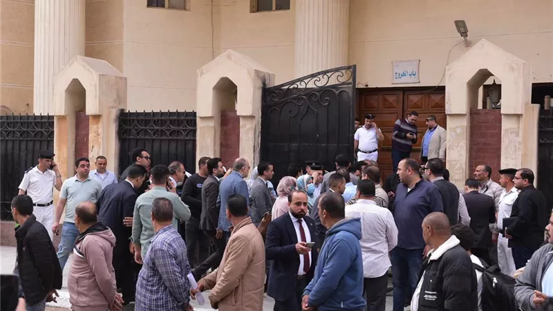 وصول المتهم بـ هتك عرض طفل دمنهور إلى المحكمة وسط حراسة مشددة (صور)