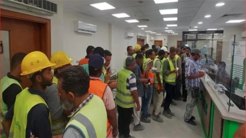 منحة عيد العمال.. وزير العمل يعتمد صرف 297 مليونًا للعمالة غير المنتظمة