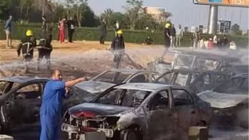 السيارات تفحمت.. ننشر الصور الأولى لحادث انفجار خط غاز بطريق الواحات