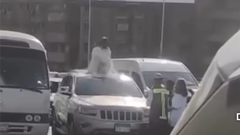 فتاة توقف حركة المرور على كوبري 6 أكتوبر بحركات غريبة.. ما القصة؟ (فيديو)