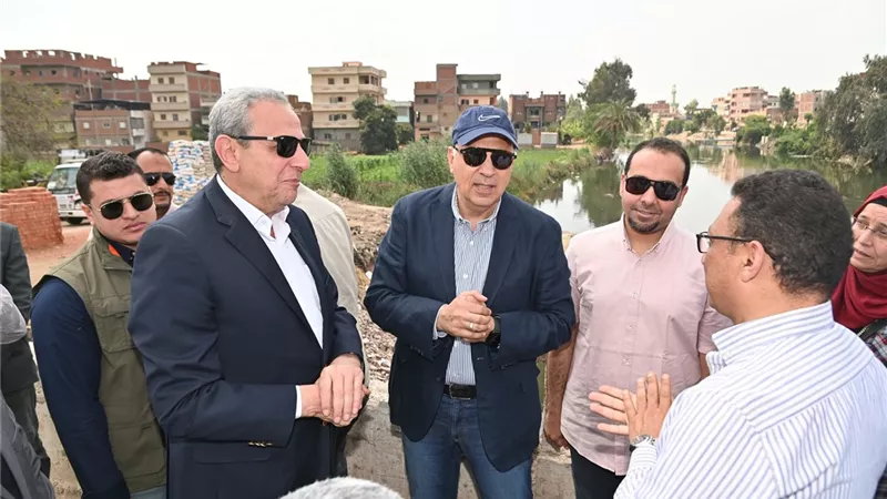 في زيارة مفاجئة.. وزير الري يتفقد أعمال تطهير الترع بالغربية