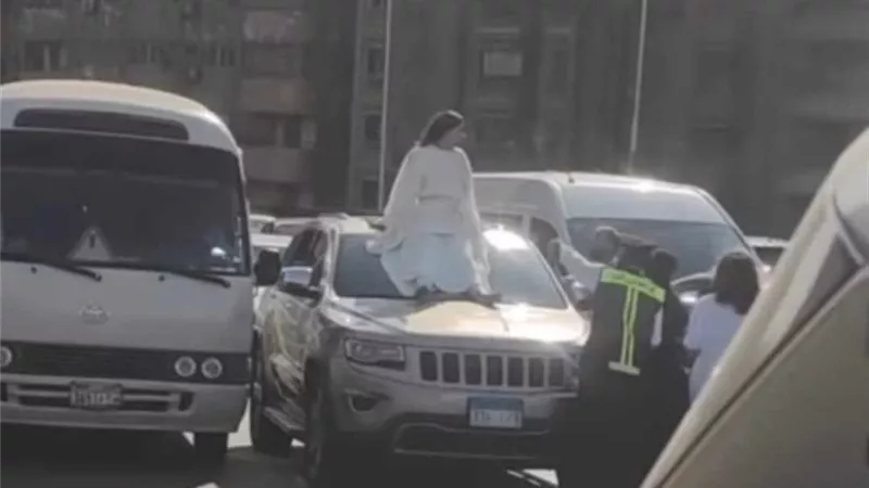 أمن القاهرة يضبط فتاة كوبري أكتوبر بعد فيديو الصعود على السيارة 