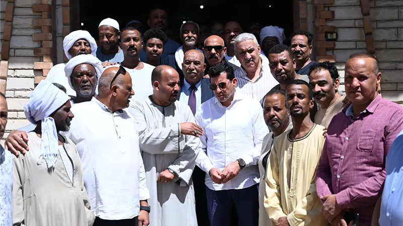 وزير الرياضة يلتقي مشايخ العبابدة بمدينة دراو بأسوان لبحث طلباتهم