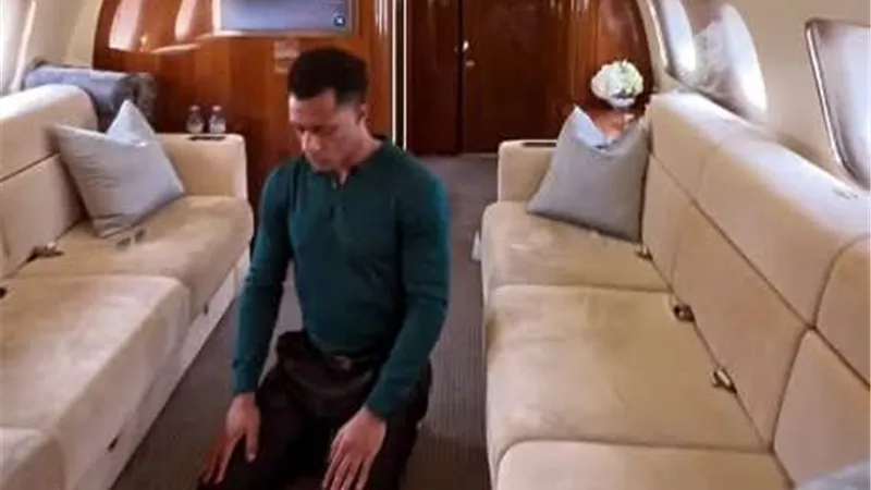 محمد رمضان يثير الجدل بعد نشره فيديو أثتاء صلاته على أنغام أغنية الحمد لله