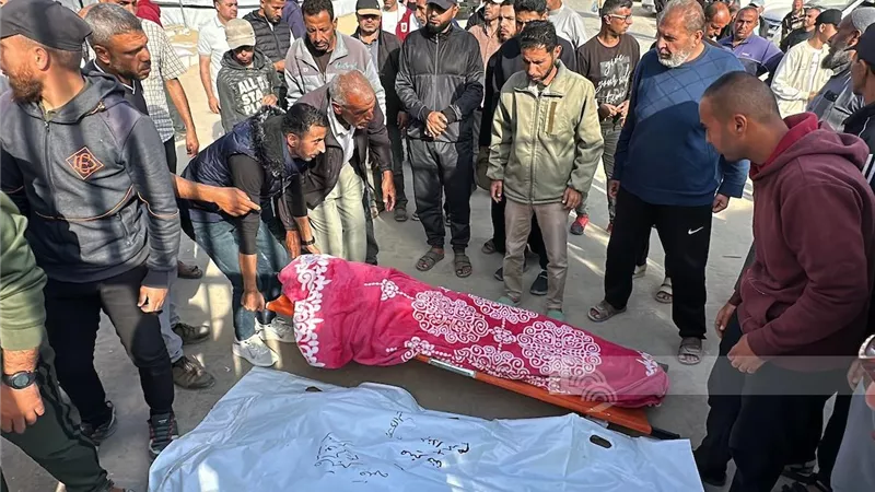 استشهاد 15 فلسطينيًا جراء قصف الاحتلال الإسرائيلي منزلًا شرق مدينة غزة