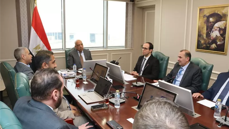 منظومة الشحن الموحد.. تفاصيل اجتماع وزير الكهرباء مع مسؤولي 