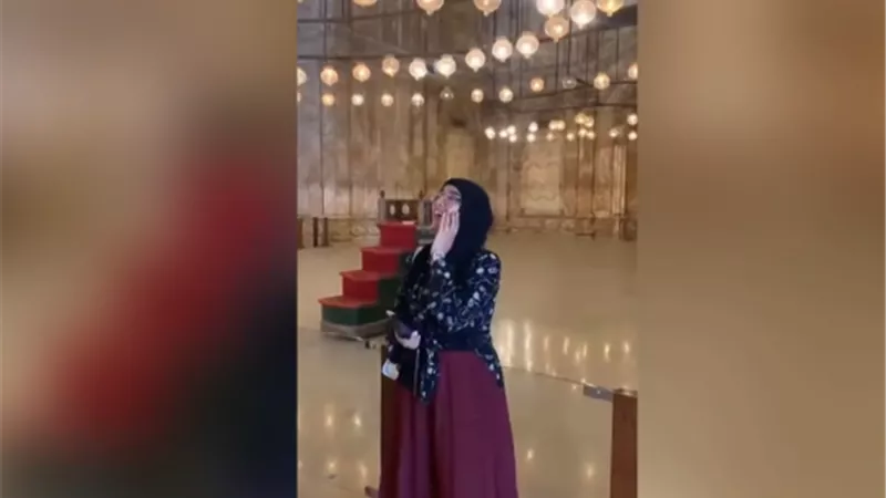 فتاة ترفع الأذان داخل مسجد القلعة.. الجدل يشتعل بين الإعجاب والاعتراض