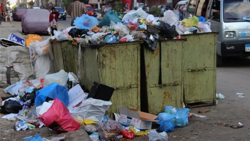 بعد رفع 200 طن مخلفات.. محافظ الجيزة يطارد “نباشين القمامة”