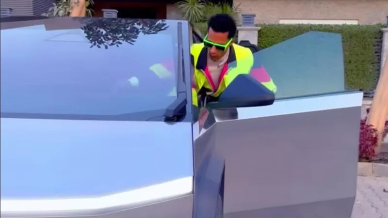 دايما في عينيا.. محمد رمضان ينشر صورة مع عائلته بمناسبة العيد