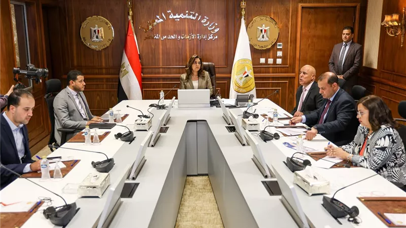 وزيرة التنمية المحلية للموظفين: 