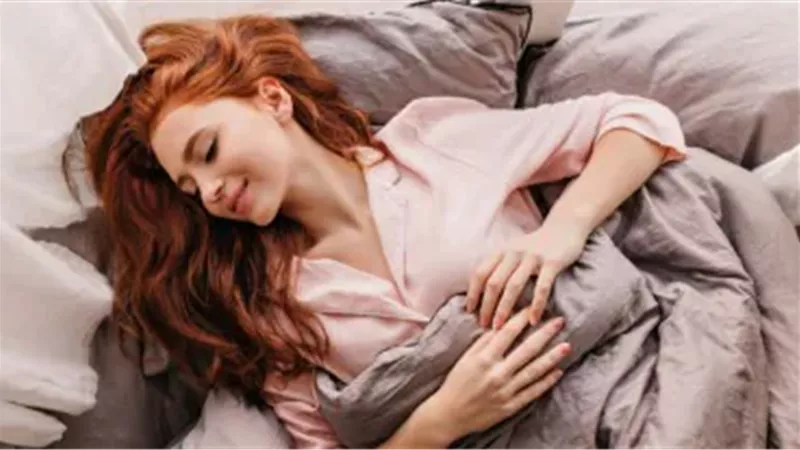 5 أسباب للضحك أثناء النوم.. احذر من تجاهلها