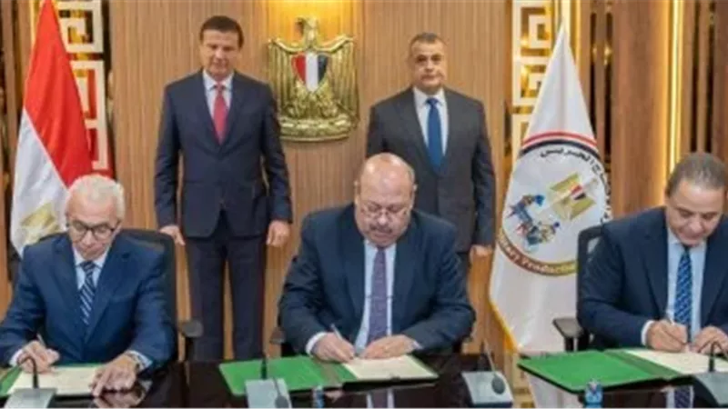 وزيرا الإنتاج الحربي والزراعة يشهدان توقيع اتفاقية للاستفادة من المنتجات المدنية