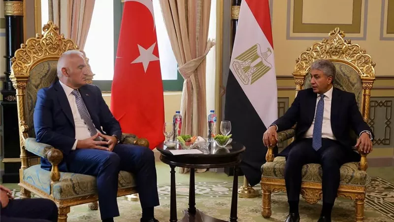 مصر وتركيا تبحثان تعزيز التعاون السياحي وتوسيع الحركة البينية بين البلدين
