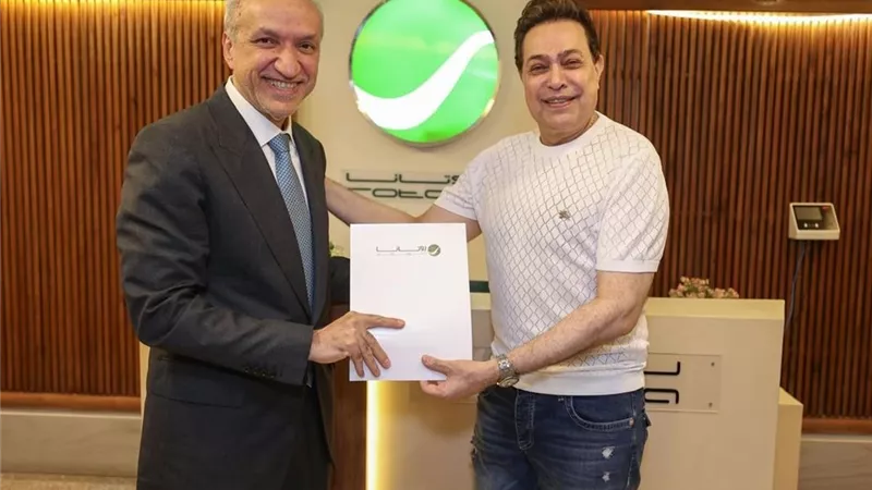 حكيم يوقع  عقدا فنيا مع مجموعة روتانا للموسيقى