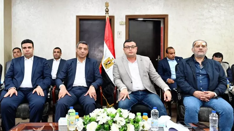 وزير الإسكان يتابع مشروعات السويس الجديدة