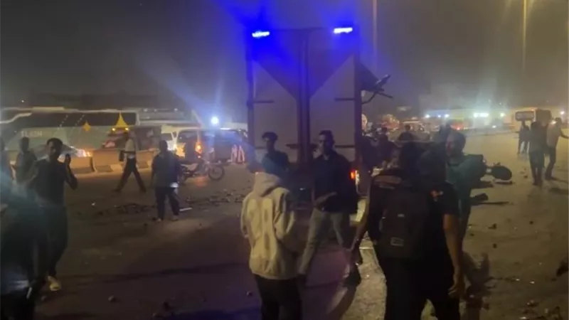 بسبب توك توك.. معاينة حادث تريلا و 9 سيارات بالدائري 