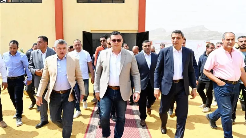 وزير الإسكان ومحافظ السويس يتفقدان رافع مياه 