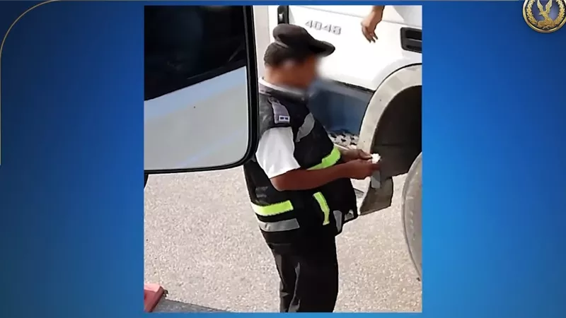 فيديو متداول يثير الجدل.. والداخلية: الواقعة قديمة والشرطي تم فصله