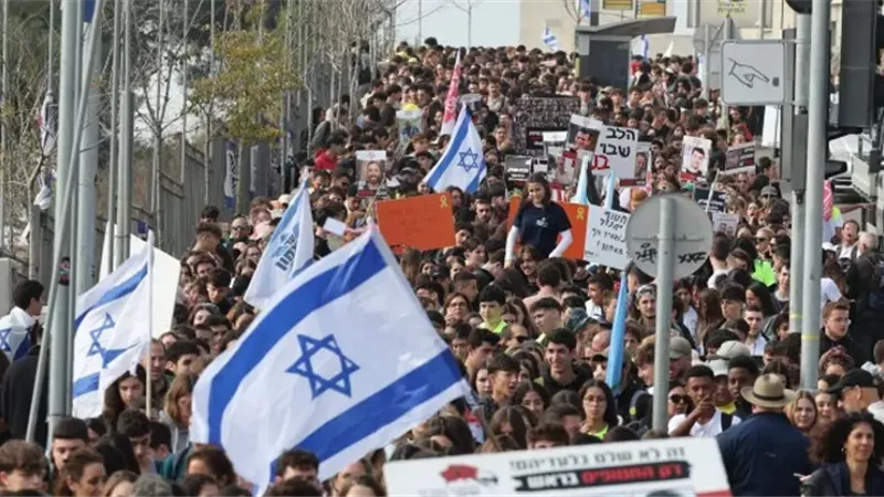 عائلات المحتجزين الإسرائيليين تتهم نتنياهو بإطالة الأزمة وتطالب بإسقاطه