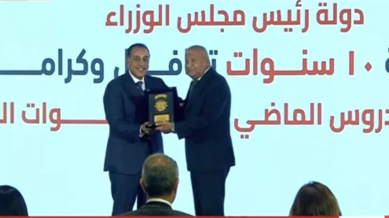 مدبولي يُكرم وزير التموين السابق علي المصيلحي