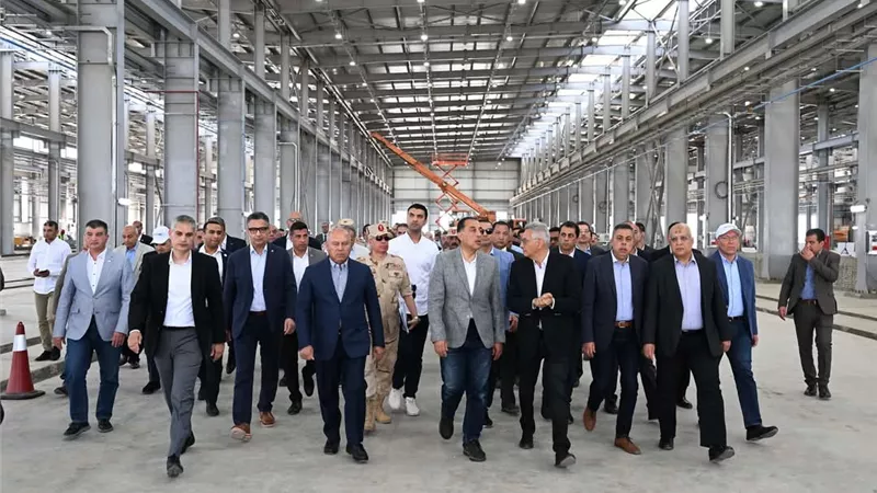 رئيس الوزراء يتفقد مصنع 