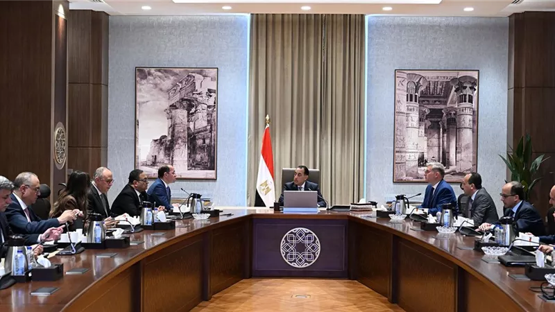 رئيس الوزراء يُتابع جهود الحكومة لتحويل السيارات للعمل بالغاز الطبيعي