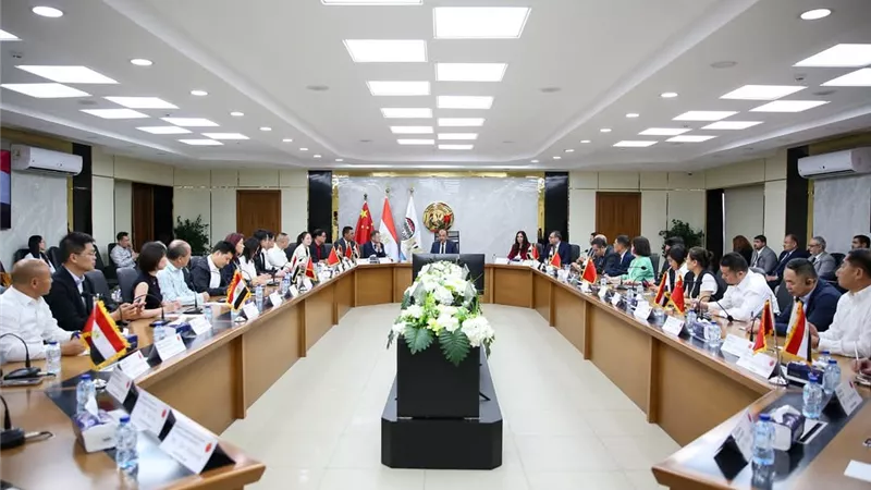 وزير قطاع الأعمال يستقبل وفدًا صينيًا لبحث الشراكة في صناعة الغزل والنسيج
