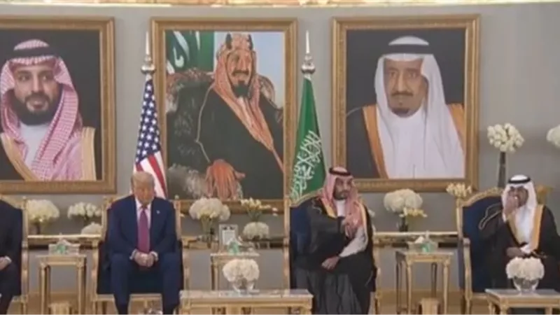 ترامب يحتسي القهوة السعودية ويؤكد عمق العلاقات مع المملكة خلال زيارته إلى الرياض (فيديو)