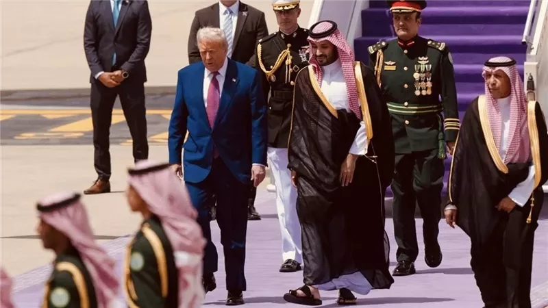 لماذا استقبلت السعودية ترامب على سجادة بنفسجية بدلًا من الحمراء؟