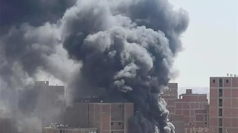 الدفع بـ15 سيارة إطفاء للسيطرة على حريق مصنع بلاستيك بالسلام