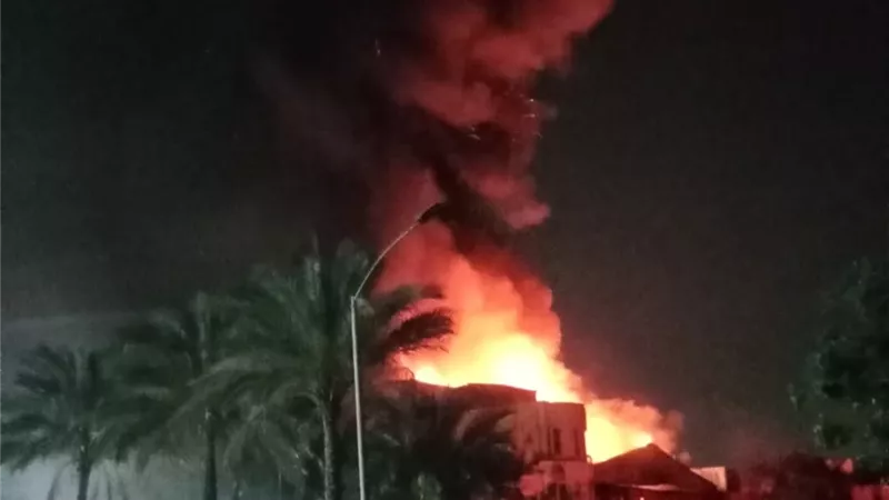  حريق هائل يلتهم مصنع B4 في العاشر من رمضان بعد دقائق من الزلزال (صور)